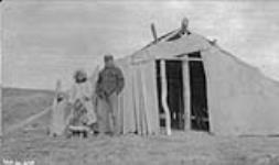 Inuit family. 1921