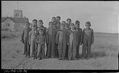 Enfants inuits qui devaient passer l'été à  l'école parce qu'ils habitaient trop loin, école de la mission anglicane à Aklavik. 1941.