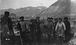 Six Autochtones du district, à la pêche à la baleine, Pangnirtung (T.N.-O.) 1936