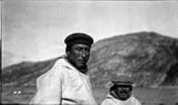 Deux Inuk [L'homme à gauche a été identifié comme étant Etuangat.]  1936