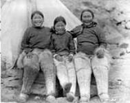 Île de Ellesmere, T.N.-O., de gauche à droite: Paklunga, Inakoseea and Atoosungwa from Etah North Greenland. [De gauche à droite : Padlunga, Inakaseea et Attosungwa, trois Autochtones du Groenland en visite à Craig Harbour. ]. 1924.