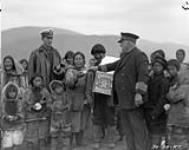 Distribution de biscuits aux Autochtones à Pangnirtung (golfe de Cumberland, île de Baffin, T.N.-O.), vers 1924. 1924.