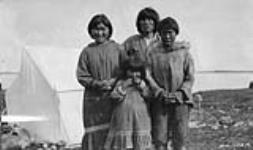 [Coppermine Inuit] Original title: Coppermine natives. 1928