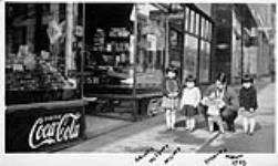 Sutekichi Miyagawa et ses quatre enfants, Kazuko, Mitsuko, Michio et Yoshiko, devant son épicerie, le Davie Confectionary, à Vancouver, en Colombie-Britannique, en mars 1933 Mars 1933