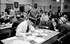 Interrogatoire de nouveaux arrivants dans la salle d'interrogation de l'Immigration du Quai 21  mars 1952