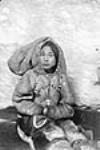 (Femme autochtone, Padlei, T.N.-O., 1949-50). [Siquanaq, épouse d'Aniksarauyak.] 1949-1950