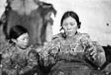 [Padlaq s'amuse à un jeu de ficelle avec sa fille May Keenalik Haqpi. Padlaq était également la mère d'Helen.] ca 1949-1950.