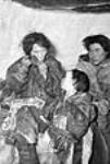 (Famille autochtone, Padlei, T.N.-O.)  [Kingaryuak (à droite), Kaayak (à gauche) et Kipsiyak (au centre).] 1949-1950