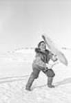 Homme inuit joue du tambour [Iharrataittuq Itirujuk, le père de Nilaulaaq Aglukkaq] 1951