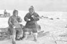 [Qulaut et Richard Harrington. Qulaut était le fils de Uqajuittuq (Panimira), l'époux de Kuuttikuttuk et le père de George Qulaut.] 1953