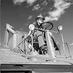 Le sénateur James Gladstone, premier Autochtone nommé au Sénat, sur sa moissonneuse-batteuse dans la réserve des Indiens du Sang, au nord de Cardston, en Alberta. Septembre 1958
