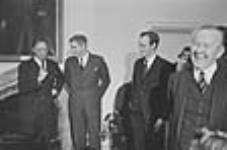 Pierre Elliott Trudeau, John Turner, Jean Chrétien et le premier ministre Lester B. Pearson après un remaniement ministériel 4 avril 1967
