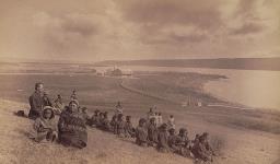 Étudiants et membres de la famille, le directeur Père Joseph Hugonnard, le personnel d'école et les Soeurs Grisesue sur une colline qui surplombant le Pensionnat indien (école des métiers) de Fort Qu'Appelle, Lebret (Saskatchewan), mai 1885 mai 1885.