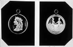 Grande médaille d'argent à l'effigie de la reine Victoria, remise aux chefs et aux conseillers ayant participé aux négociations des traités nos 1, 2, 3, 4, 5, 6 et 7 1930