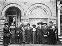 Un groupe de femmes de couleurs devant la pension du Y.W.C.A., au 698, rue Ontario 1913-1917