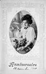 Carte postale anniversaire illustrée d'une photo d'une jeune fille tenant un panier de fleurs vers 1910