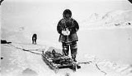 Autochtone chassant le phoque, Pangnirtung, T.N.-O. [(Pangnirtuuq), Nunavut], 1929 1929.