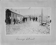 [Détenus dans une rue du] camp de détention de Vernon (C.B.) vers 1916. 1916