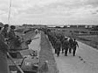 Colonne de soldats allemands en route pour l'Allemagne 28 mai 1945