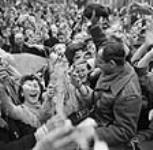 Foule de citoyens hollandais célébrant la libération d'Utrecht par l'Armée canadienne 7 mai 1945