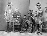 Groupe d'amérindiens (famille Gros-Louis de la réserve huronne de Lorette) vers 1880
