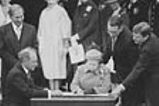 Sa Majesté la reine Elizabeth II avec le premier ministre Pierre-Elliott Trudeau signant la proclamation de la Loi constitutionnelle, 1982 17 avril, 1982.