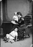 Mme Clemow et ses enfants juillet 1882.