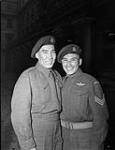 Le Sergent Tommy Prince (à droite), M.M. Médaille militaire, 1er bataillon de parachutistes canadiens, en compagnie de son frère, le Soldat Morris Prince, à une cérémonie d'investiture au palais de Buckingham 12 février 1945
