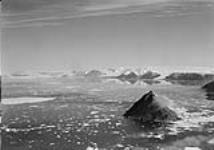 L'Île de Cove (au premier plan), l'Île de Smith (milieu) et l'Île de Ellesmere (arrière-plan)  Juillet 1951