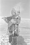 [Siqiniq, sour de Nutarasungnik, en train de pêcher sur la glace. Siqiniq venait de Inuarvik, près de Kingayualik; elle est morte de froid très jeune.] 1949-1950