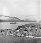Inuits transportant le ravitaillement apporté par le C.D. HOWE pour la Gendarmerie royale du Canada (GRC) Juill 1951