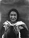 Une femme inuit porte un vêtement de fourrure.  [Qannguiannuk, soeur de Panikpakuttuk et épouse de Zeebedee Amarualik.]. Août 1931.