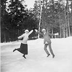 Son Altesse Royale la princesse Patricia et le major Worthington patinant sur la patinoire de Rideau Hall févr. 1914