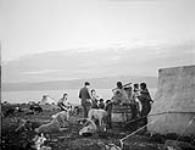 Le Dr Leslie Livingstone parlant à des Inuits de l'île de Baffin 30 Août 1937