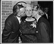 Marie-Thérèse Casgrain en compagnie de Tommy Douglas, chef fédéral du Nouveau Parti Démocratique et Robert Cliche, chef provincial lors du banquet offert en son honneur. 12 mai 1967.
