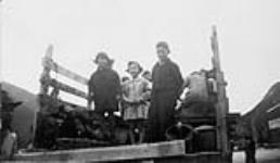David Suzuki et ses deux soeurs dans un camp d'internement vers 1942-1945.