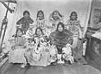 [Femmes inuites [La rangée du haut, la deuxième à gauche est Atunuck] portant des amautiit perlés et en fourrure] [entre 1903-1904].