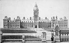 Édifice du Centre faisant partie des édifices du Parlement vers 1884.