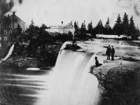Vue des chutes Rideau avec, en arrière-plan, les moulins McKay et McKinnon ca 1860