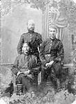 Trois soldats, dont W.A. Wilson (à droite), du Midland Regiment, qui ont combattu lors de la rébellion du Nord-Ouest [ca 1885].