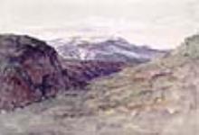 La route reliant Telegraph Creek et le lac Teslin : la vallée de la Nahlin vue des collines mai 25, 1898.
