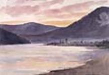Vue du fleuve Yukon, en amont de Dawson, à minuit juin 25, 1899.