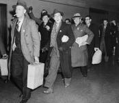 Canadiens rentrant au pays après avoir pris part à la guerre d'Espagne ca 1936-1938.
