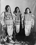 [Three Inuit women (woman on the left is Niviaqsarjuk)] [between 1904-1905].
