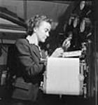 À la Société Polymer Limitée du Canada, une employée, Mlle Bannon, huile et règle un thermomètre enregistreur. oct. 1943