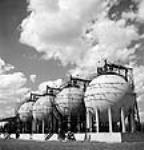 Vue de réservoirs sphériques Horton contenant du butadiène et du styrène,les deux principaux composants du caoutchouc synthétique de butadiène-styrène, à l'usine Polymer Rubber Corporation. sept. 1944