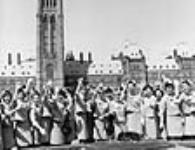 Hôtesses de l'Expo 67 en visite à Ottawa, devant le parlement canadien. 1967