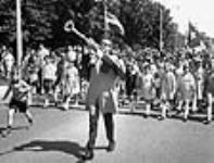 Bobby Gimby, auteur-compositeur de la chanson "Ca-na-da" à la tête d'une parade  de la fête du Canada pendant les célébrations du centenaire du Canada. 1 jui1. 1967