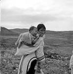 Femme inuite et son enfant. août 1961