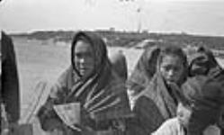 Femmes inuit et un garcon 1945-1946